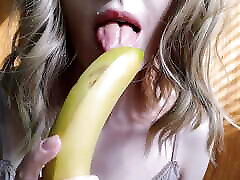 Blowjob on a sweet banana