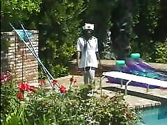 infermiera in calze bianche seduce tizio nero prendere il sole in piscina per il suo cazzo