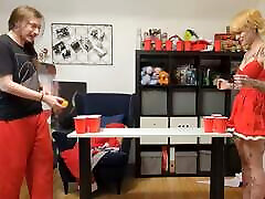 una pareja traviesa está jugando un juego de strip pong