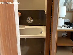 pov-patrzysz na mnie podczas kąpieli