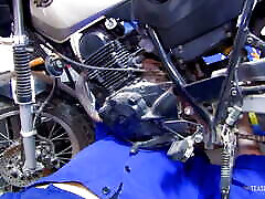 ragazza con tette piccole godendo sesso hard in garage