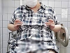 A Married Woman Feels While Masturbating in the Toilet