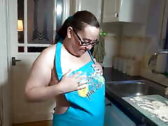 Getting ordinary mom 2 in Apron