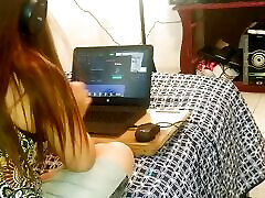 这个女孩不让我学习音乐，每当他看到我一个人，他走进房间，我给他口交，我的嘴累了