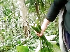 Bhabi jungle se sabji lene ka japanese women and son padosa ledka ko chodne ka mouka diya