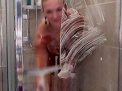 milf tomando un tapón anal en su culo y luego tomando una ducha