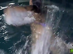Jeniffer mom sleep catch In Nadando Pelada Na Piscina 3 Min