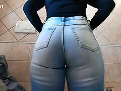 essayez un jean skinny.la indian toilet pee video au gros cul a du mal à rentrer son butin dans son jean
