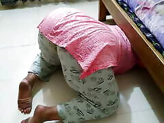 Saudi Hot xxx viedo downlord Gets Stuck Under Bed Then Landlord give her anal fuck & Help to out under bed - Huge Cum Inside Booty