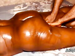milf au gros cul profite dun massage bio avec un chien chaud