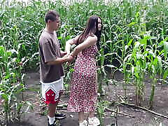 przejebane slutty krok siostra w sukienka na cornfield i cummed na jej tyłek