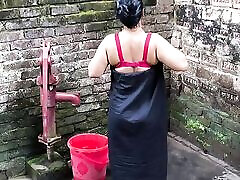 vedo che la mia sorellastra maggiore stava facendo il bagno, lho abbracciata e lho portata nella mia stanza e ho iniziato a scopare