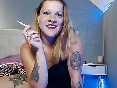 Vends-ta-culotte - A French dominatrix exploits you as a sex tube videos full body worship with her friends