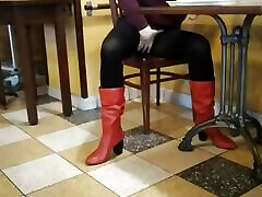 MILF got her crossed legs orgasm in cafe