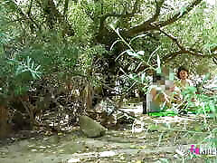 Big titted Latina Elena de la Vega picks up a videos travestis gordas guy and fucks him next to the lake