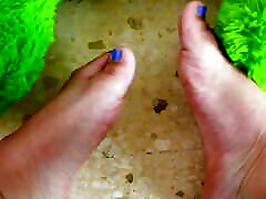 BBW Goddess Queeny Roxy Shows Sexy Feet And Big Thighs