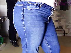 la milf venue faire la lessive fait une gorge profonde et se fait défoncer son gros cul trop serré dans son jean par un ouvrier!