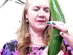 lily peut profiter de la masturbation alimentaire