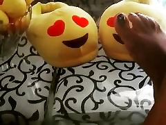Tiye con i Piedi nudi e un sorriso