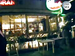 magnifique blonde three girl lapdance aux cheveux courts joue avec un gode