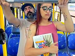student w autobusie zostaje uderzony przez nieznajomego