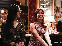 ersties - jeu de rôle passionnant avec une barmaid lesbienne après lheure de fermeture