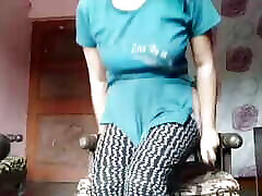 Desi bhabhi apni fuddi ko ragdte hue mja le rahi h
