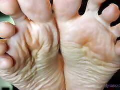 My Wrinkled Soles Are Your Pussy, Loser