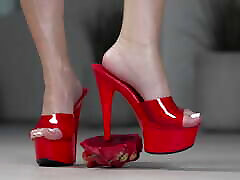 4K HOT FOOTFETISH! Crushing fruits with bare feet and high heels!
