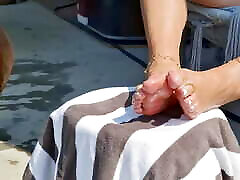 mostrando sus lindos pies