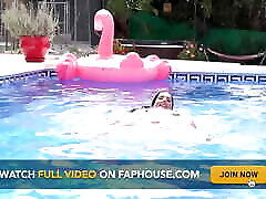 Auntjudys - Hot Spanish MILF Linda Del Sol Plays in the Pool