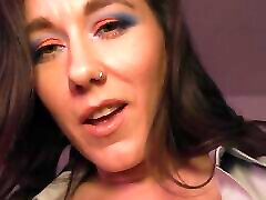 ¡la polish tribute sinn sage frota un cubito de hielo en su sexy cuerpo desnudo!