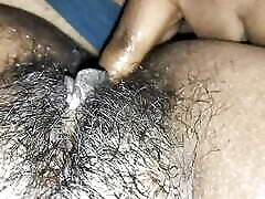 年轻的印度德西Bhabhi获取性交由她的邻居男友时，她的丈夫在工作。 印度德西印地文肮脏的BF视频