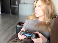 ładna blondynka pieprzy napalone bf podczas wathcing netflix