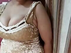 热印度步骤与大屁股和大胸部做爱与步骤兄弟在oyo房间，她的乳头是棕色和非常性感的屁股