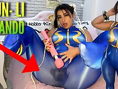 chun li sunny leon sexy videous mamada ahegao y chorros en leggings después de correrse con su vibrador hitachi