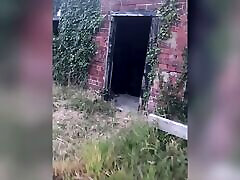 związany niewolnik zamknięty z powrotem w czystości, a następnie pozostawiony sam nagi & z zawiązanymi oczami w opuszczonej stodole