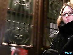 francés con gafas acepta follar por dinero en efectivo-agente público