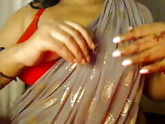 Desi hot red surveain chavla xnxx girl has fun by showing her boobs.