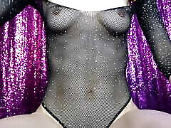 Red Nails, Belly Button and Abs to Mesmerize You