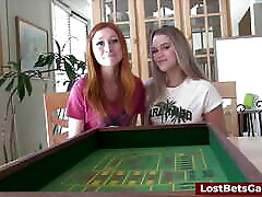 gra strip craps między dwoma pięknymi nastolatkami
