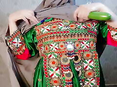 Horny pathan girl with big ass.pushing a money on sex in car inside her ass and pussy