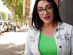 busty latina nelia estrada pokaże nam swoje umiejętności tańca na rurze!