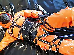 onlyfans teaser-heavyrubber latex lady lubi odzież przeciwdeszczową i uprząż!