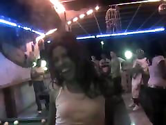 Une petite allumeuse dominicaine en jeans dans un shemale play cumshotsamazing