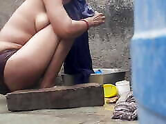 In the justin bieber blowjob house in the courtyard outside the open house, the stepsister is bathing wearing red tights, all the clothes are ope