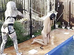 flagellation du serviteur de la piscine - maîtresses canadiennes-domination de la piscine bdsm