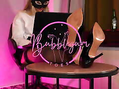 adoration des pieds et odeur avec des nylons pendants et déchirés
