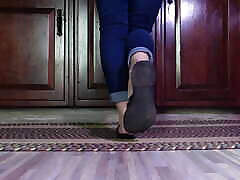 so che stai battendo il tuo cazzo al suono di questi vecchi flipflops strappati