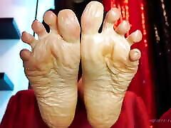 Worshipping My Divine Oiled Feet and Wrinkled Soles to Make Your More and More Addicted